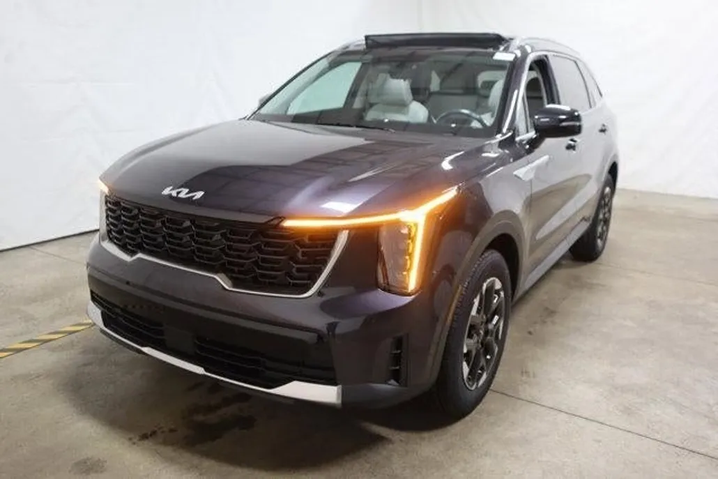 2025 Kia Sorento S photo 1
