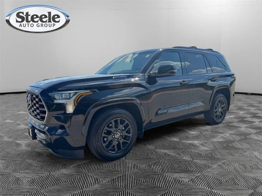 2023 Toyota Sequoia SR5 photo 1