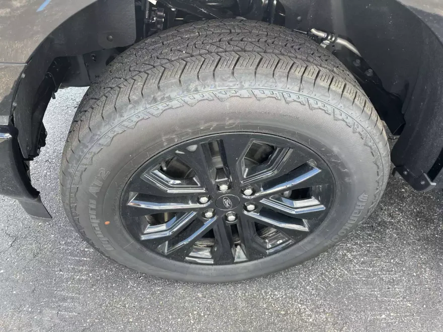 2025 Ford F-150 Lariat photo 1