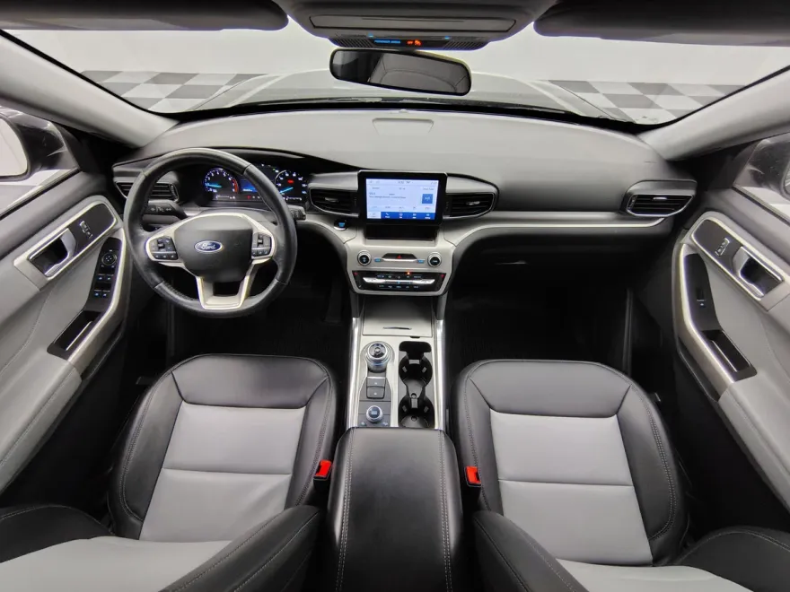 2023 Ford Explorer XLT photo 1