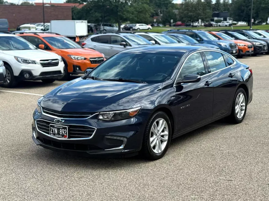2017 Chevrolet Malibu 1LT photo 1