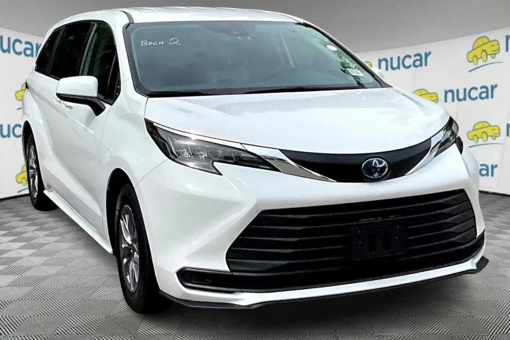 2024 Toyota Sienna LE photo 1