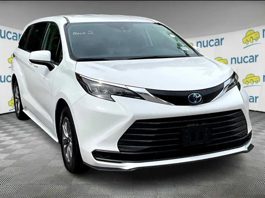 2024 Toyota Sienna LE photo 1