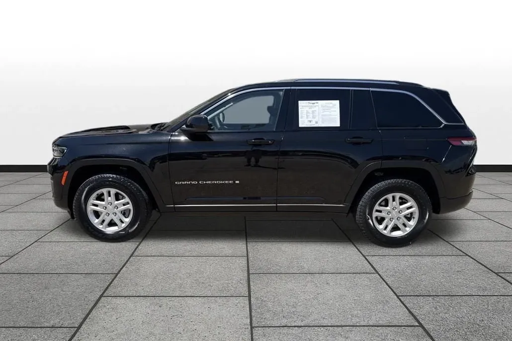 2023 Jeep Grand Cherokee Laredo photo 1