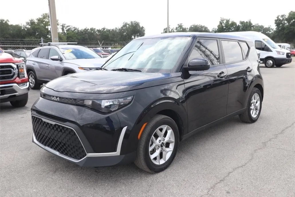 2023 Kia Soul LX photo 1