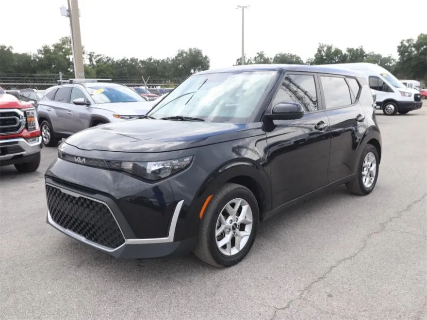 2023 Kia Soul LX photo 1