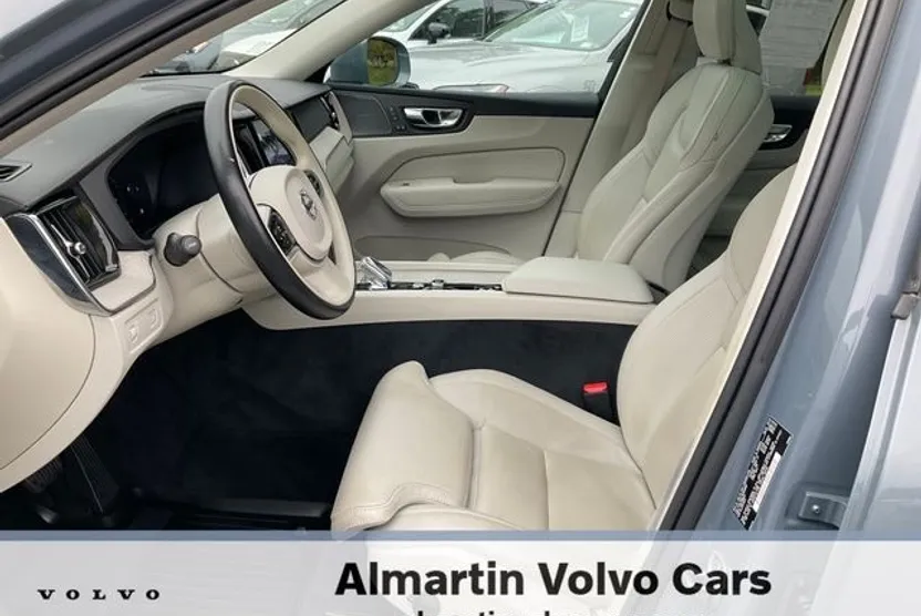 2022 Volvo XC60 B5 Inscription photo 1