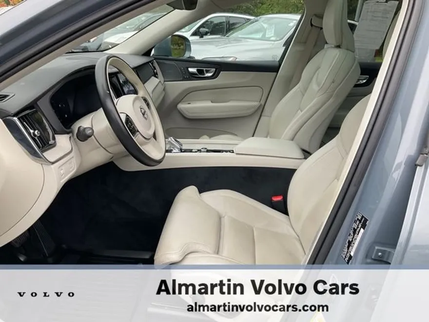 2022 Volvo XC60 B5 Inscription photo 1