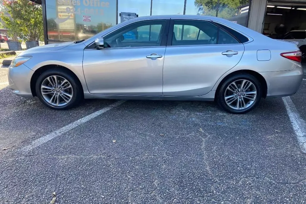 2017 Toyota Camry SE photo 1