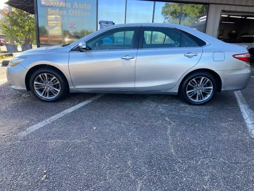 2017 Toyota Camry SE photo 1