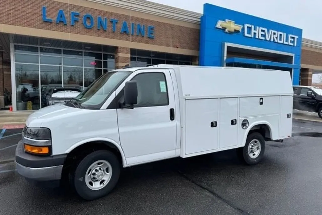 2024 Chevrolet Express Cutaway 3500 photo 1