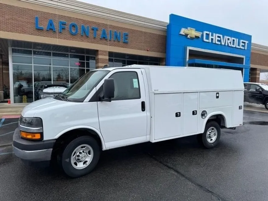 2024 Chevrolet Express Cutaway 3500 photo 1