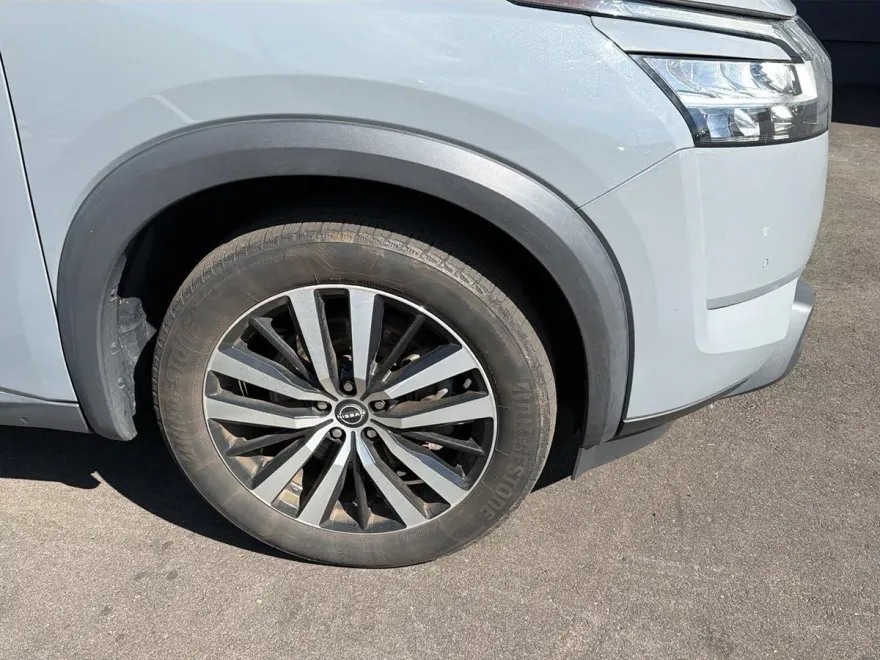 2023 Nissan Pathfinder Platinum photo 1