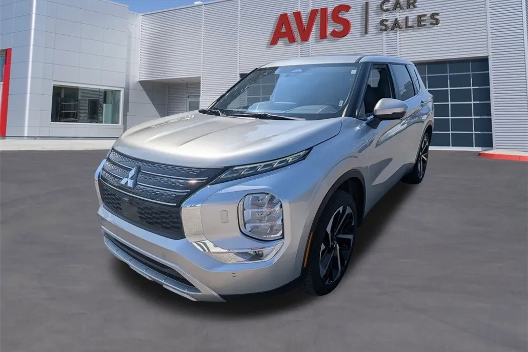 2024 Mitsubishi Outlander SE photo 1