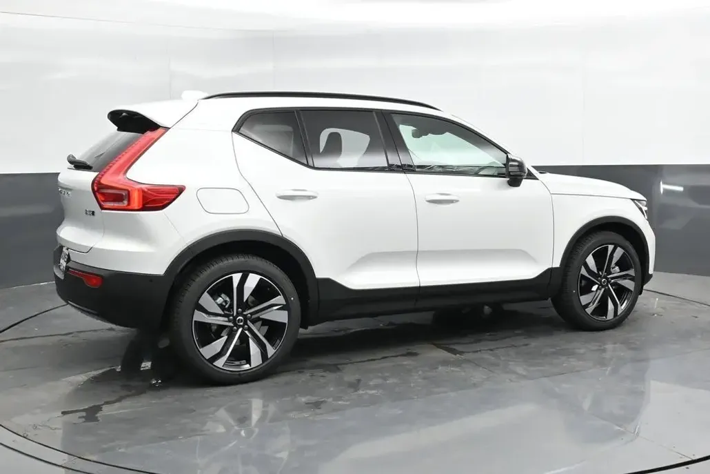 2025 Volvo XC40 Plus photo 1