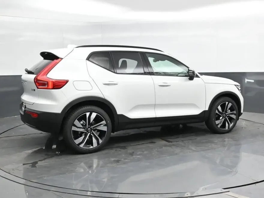 2025 Volvo XC40 Plus photo 1