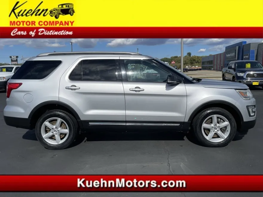 2016 Ford Explorer XLT photo 1
