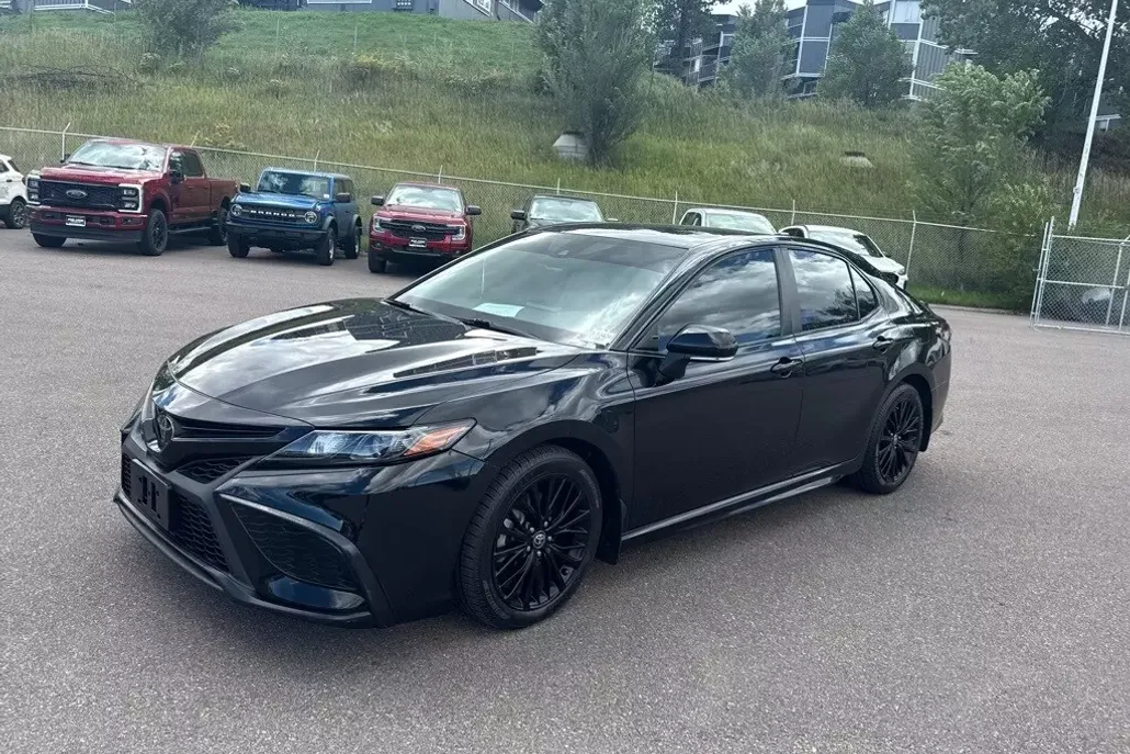 2022 Toyota Camry SE photo 1
