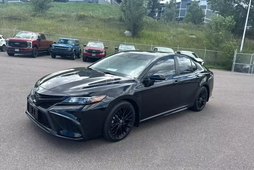 2022 Toyota Camry SE photo 1