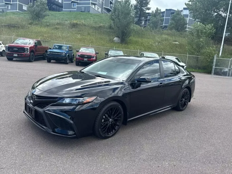 2022 Toyota Camry SE photo 1