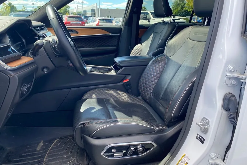 2023 Jeep Grand Cherokee L Summit photo 1