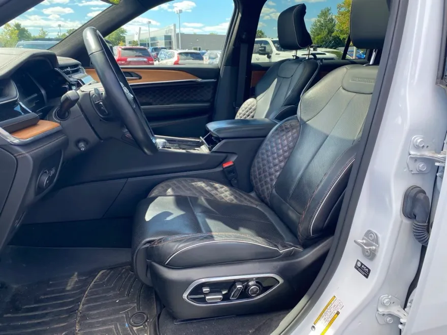 2023 Jeep Grand Cherokee L Summit photo 1