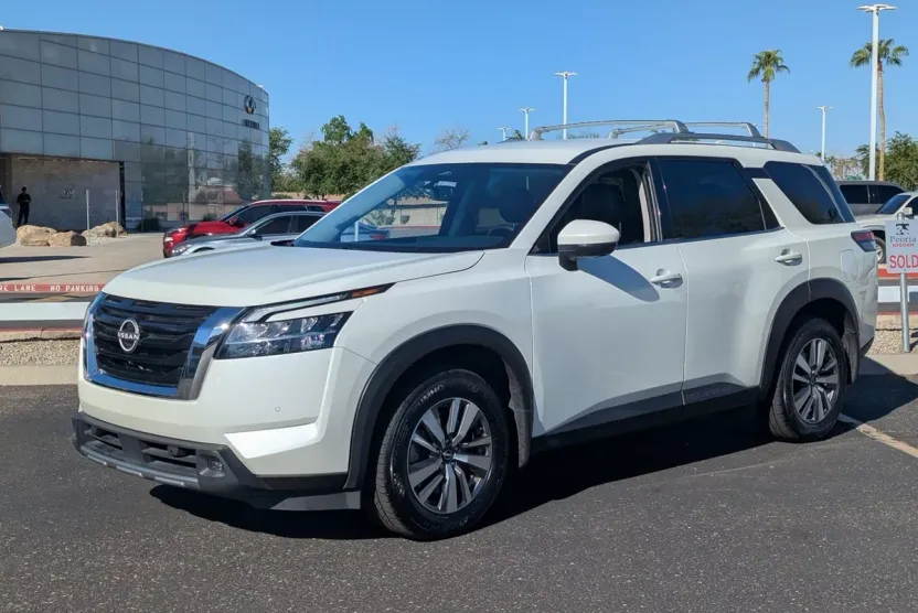2022 Nissan Pathfinder SL photo 1