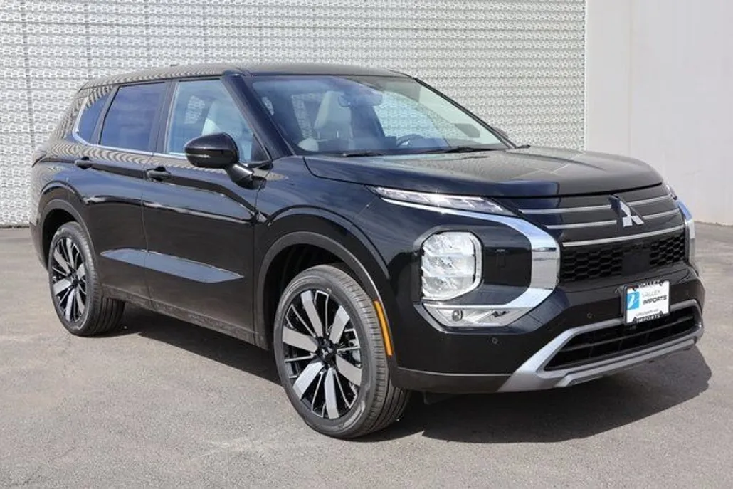 2025 Mitsubishi Outlander SE photo 1