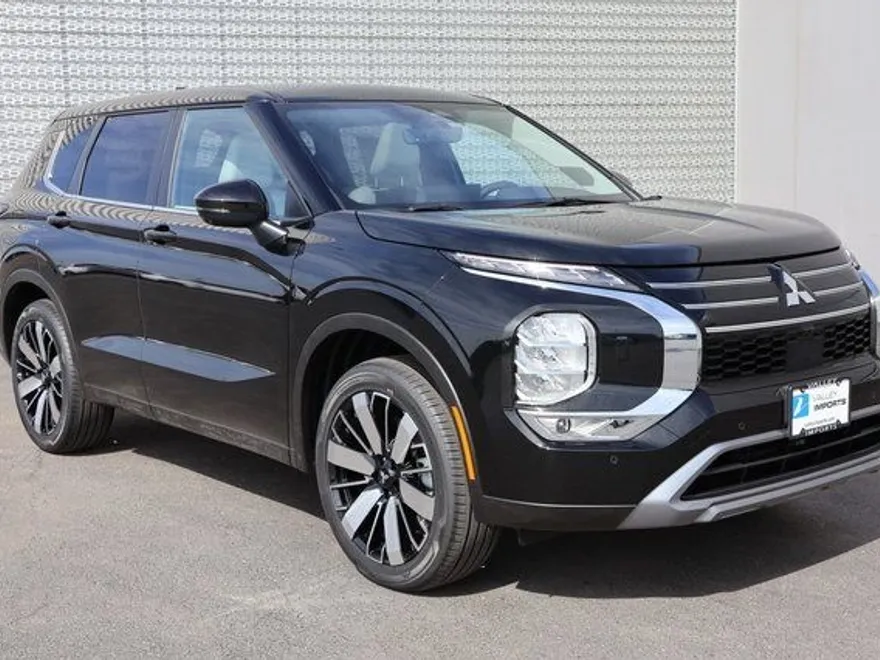 2025 Mitsubishi Outlander SE photo 1