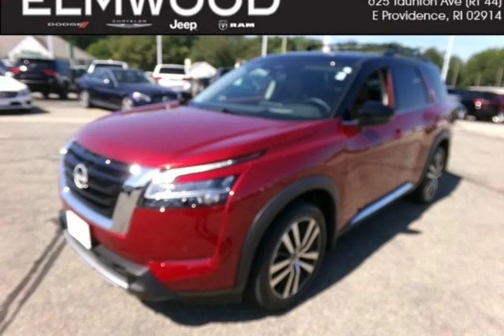 2024 Nissan Pathfinder Platinum photo 1