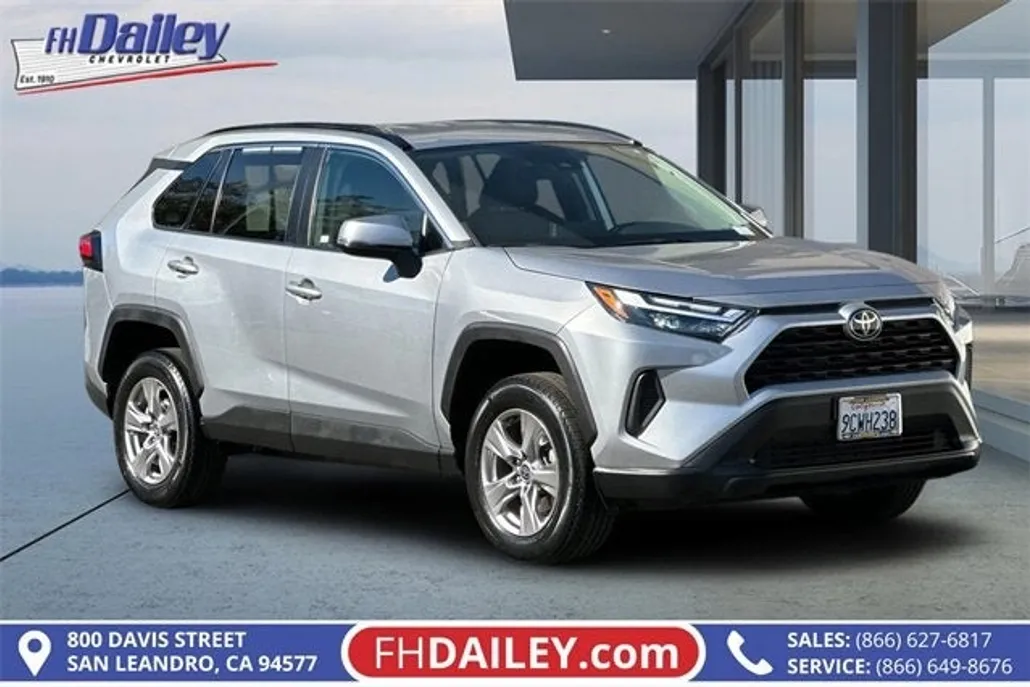 2022 Toyota RAV4 XLE photo 1