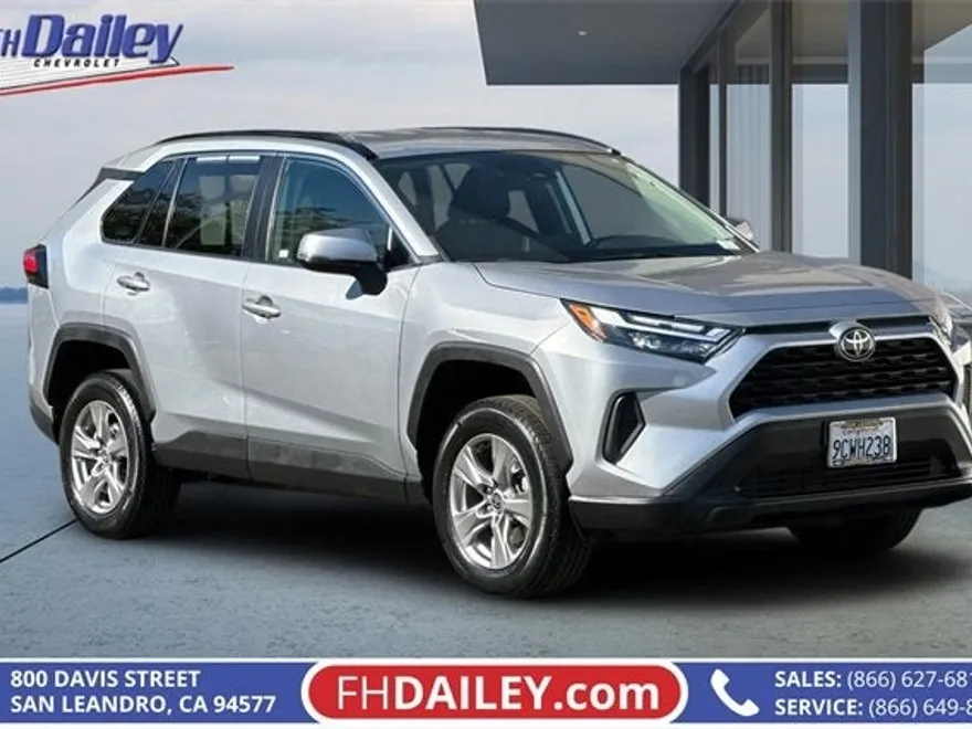 2022 Toyota RAV4 XLE photo 1