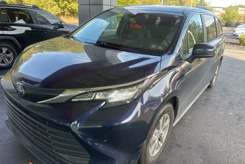 2023 Toyota Sienna LE photo 1