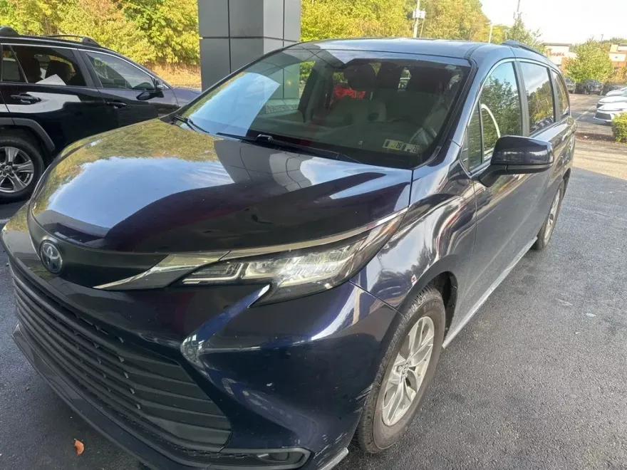 2023 Toyota Sienna LE photo 1