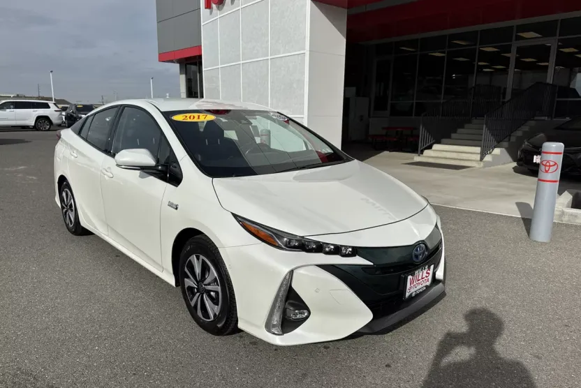 2017 Toyota Prius Prime Three photo 1