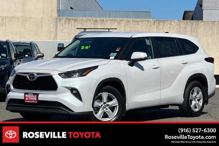 2024 Toyota Highlander LE photo 1