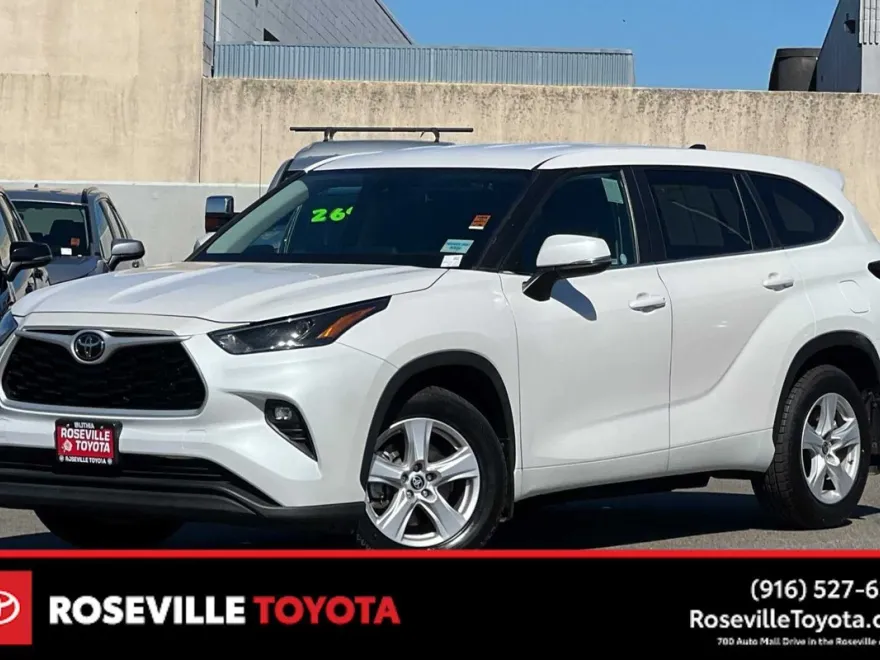 2024 Toyota Highlander LE photo 1