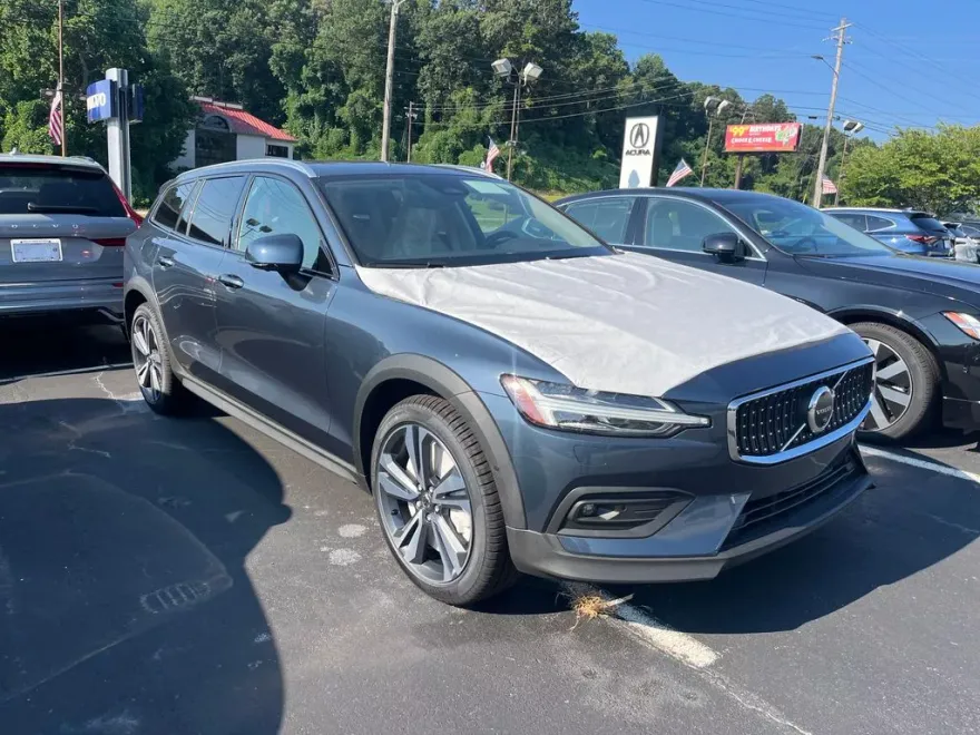 2026 Volvo V60 Cross Country B5 Plus photo 1