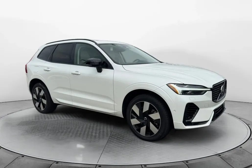 2025 Volvo XC60 Hybrid T8 Plus photo 1