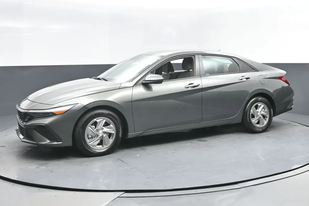2025 Hyundai Elantra SE photo 1