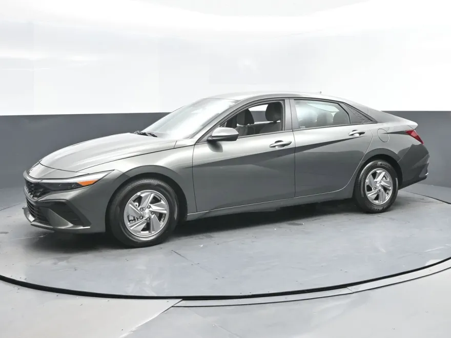 2025 Hyundai Elantra SE photo 1