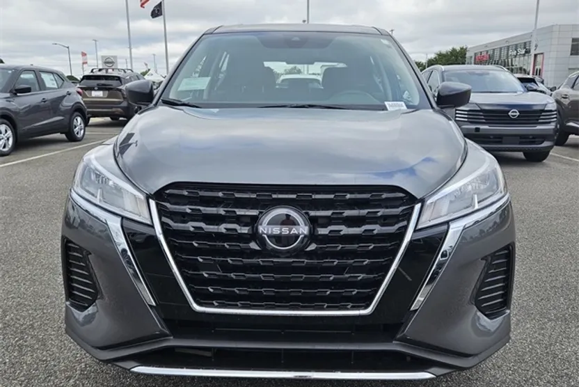 2025 Nissan Kicks Play S photo 1