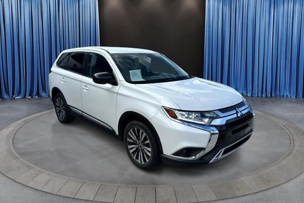 2020 Mitsubishi Outlander ES photo 1