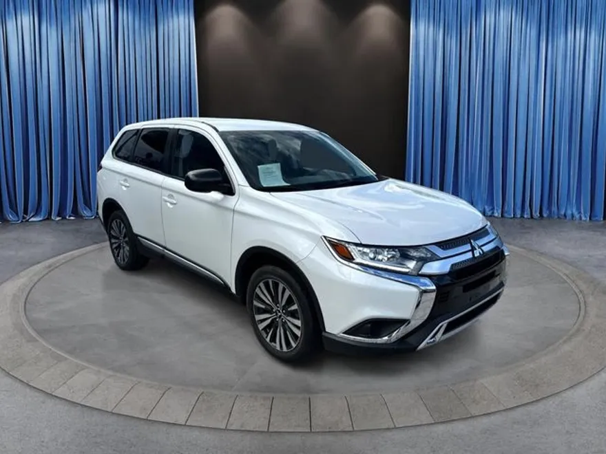 2020 Mitsubishi Outlander ES photo 1