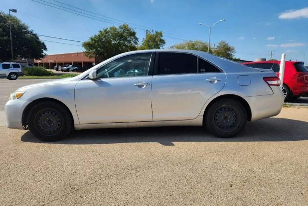 2010 Toyota Camry LE photo 1