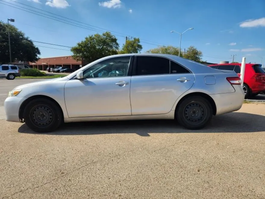 2010 Toyota Camry LE photo 1