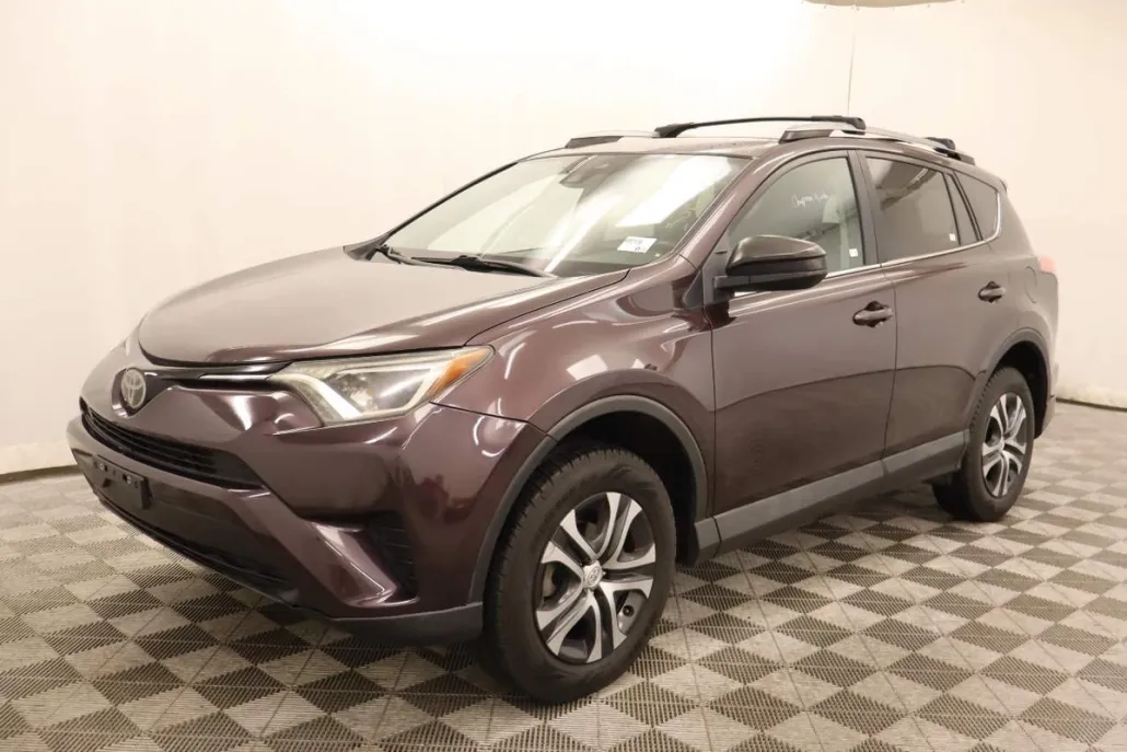 2018 Toyota RAV4 LE photo 1