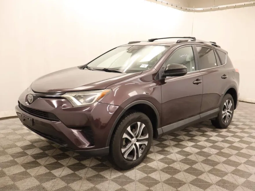 2018 Toyota RAV4 LE photo 1