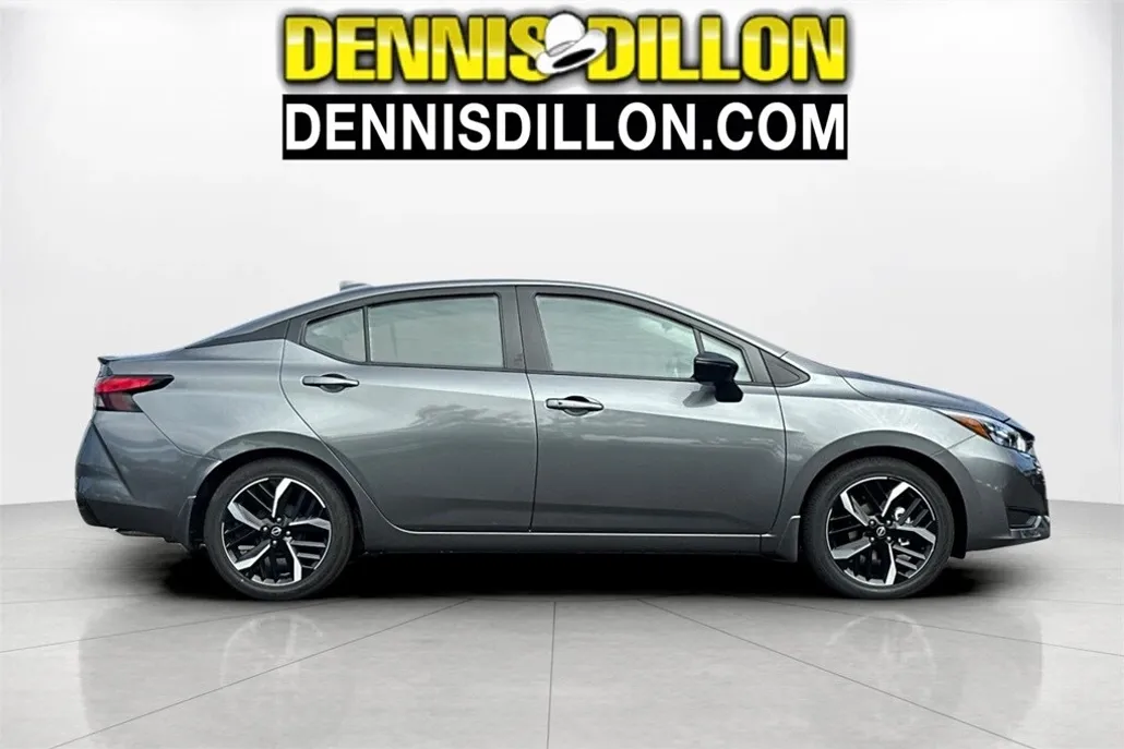 2025 Nissan Versa 1.6 SR photo 1