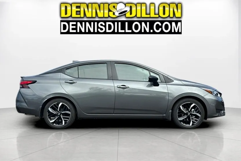 2025 Nissan Versa 1.6 SR photo 1